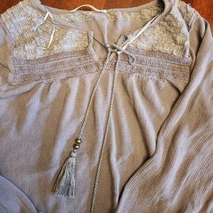 Solitaire Blouse Size 1X love the detail on this blouse